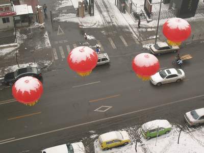 SnowyBallons.JPG